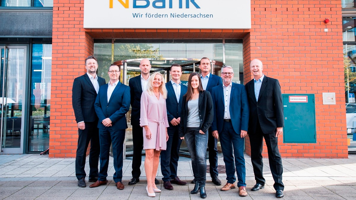 Unser Team prägen kühle Analytiker, strategische Organisatoren und leidenschaftliche Förderer. Anhand Ihres Businessplans und relevanter Kennzahlen ermitteln wir Markt- und Branchenentwicklungen und prüfen unser Investment in Ihr Unternehmen! An unseren Beteiligungen sind wir bis zum Ausstieg nah dran. Wir begleiten und beraten Sie über die gesamte Laufzeit eng und persönlich. Team – Wie können wir Ihnen helfen?